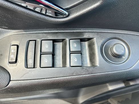 Used 2019 Chevrolet Trax LT w/ LT Convenience Package FWD image 13