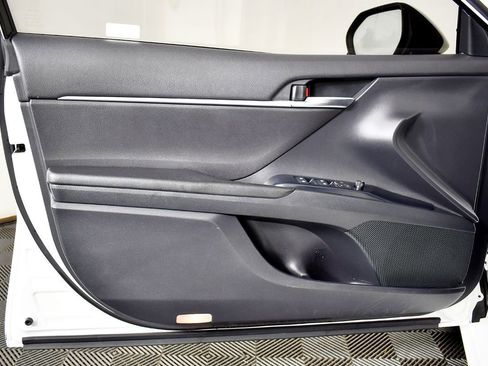 Used 2018 Toyota Camry LE image 14