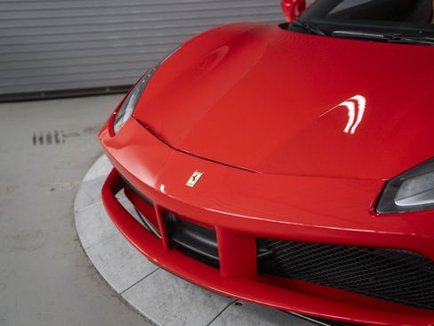 Used 2018 Ferrari 488 GTB RWD image 12