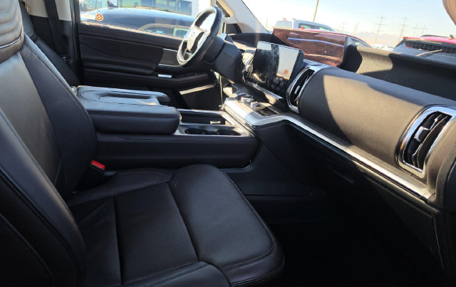 Used 2025 Ford Expedition Platinum w/ Platinum Ultimate Package AWD/4WD image 6