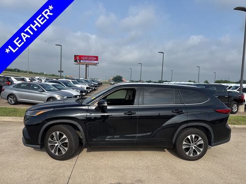 Used 2021 Toyota Highlander XLE FWD image 3