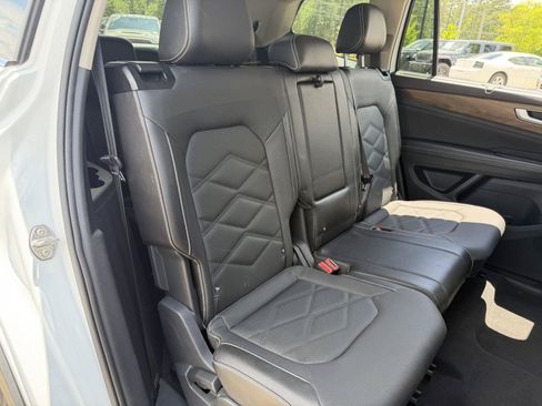 Used 2025 Volkswagen Atlas SE AWD/4WD image 19