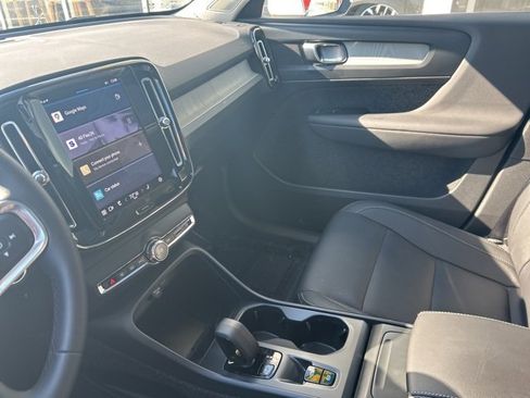 Certified 2025 Volvo XC40 B5 Core image 19
