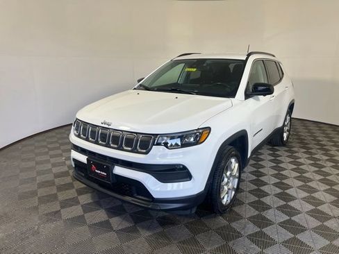 Used 2022 Jeep Compass Latitude AWD/4WD image 3