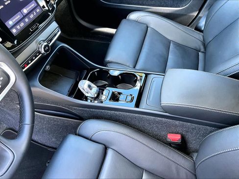 Used 2025 Volvo XC40 B5 Plus image 20