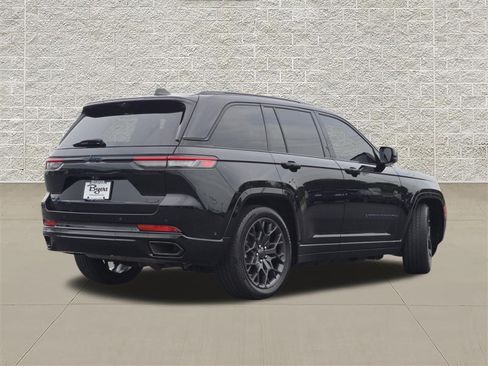 Used 2023 Jeep Grand Cherokee Summit AWD/4WD image 7