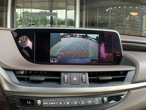Used 2019 Lexus ES 300h w/ Premium Package FWD image 17