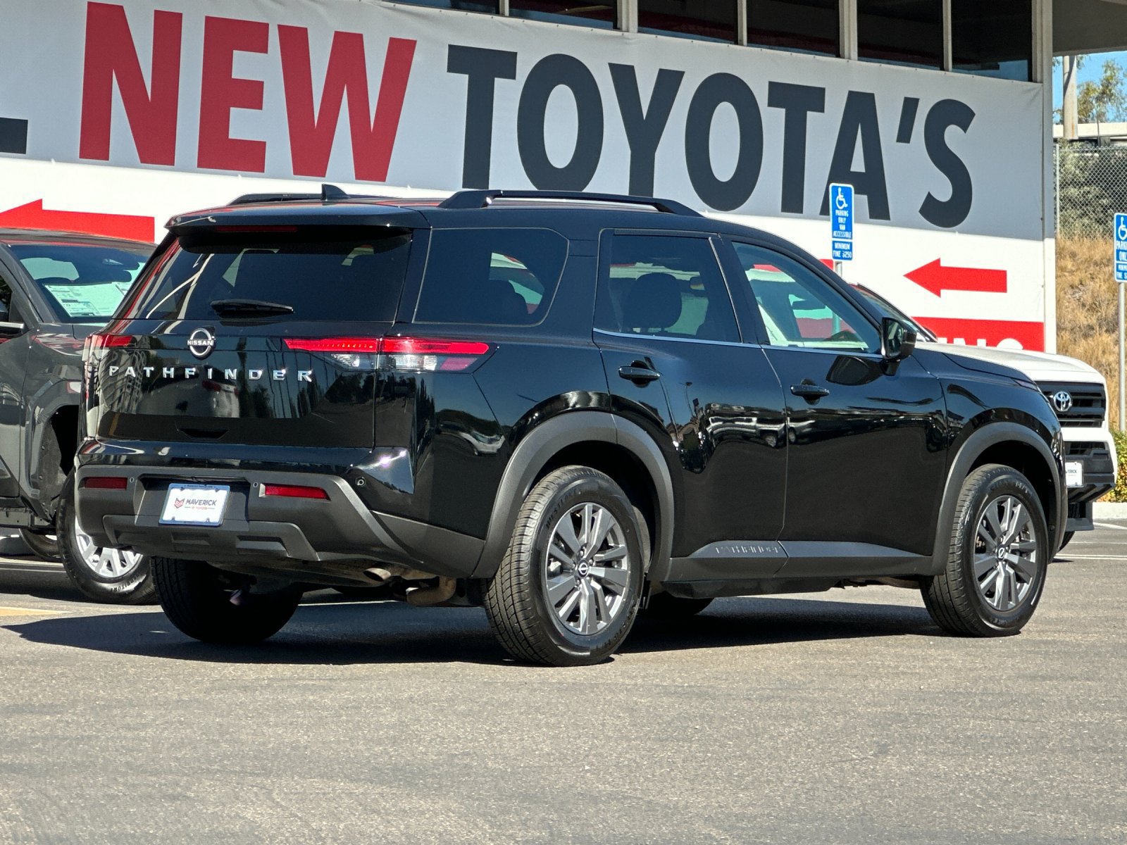 Used 2025 Nissan Pathfinder SV FWD image 5
