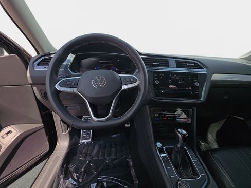 Used 2024 Volkswagen Tiguan SE w/ Panoramic Sunroof Package AWD/4WD image 16