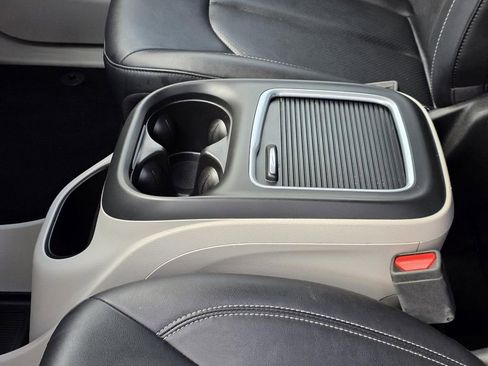 Used 2024 Chrysler Pacifica Touring-L image 8