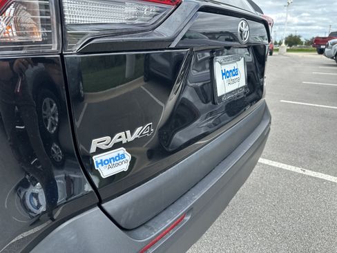 Used 2023 Toyota RAV4 XLE AWD/4WD image 9