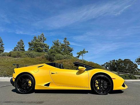 Used 2017 Lamborghini Huracan LP 610-4 AWD/4WD image 3
