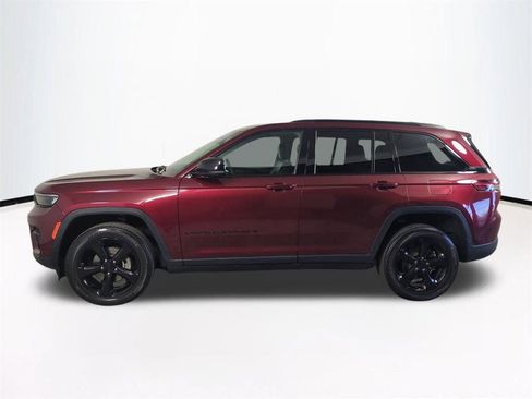 Used 2024 Jeep Grand Cherokee Altitude image 8