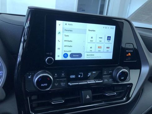 Certified 2024 Toyota Highlander XLE image 31