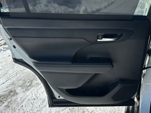 Used 2021 Toyota Highlander XLE image 19