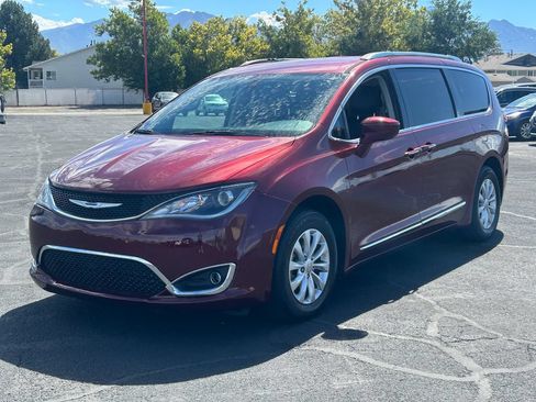 Used 2018 Chrysler Pacifica Touring-L FWD image 7