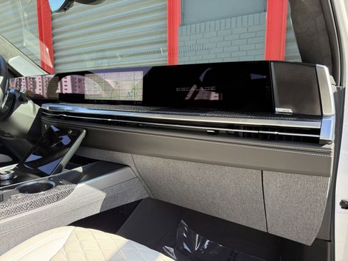 Used 2025 Cadillac Escalade V w/ LPO, ONYX Package image 38