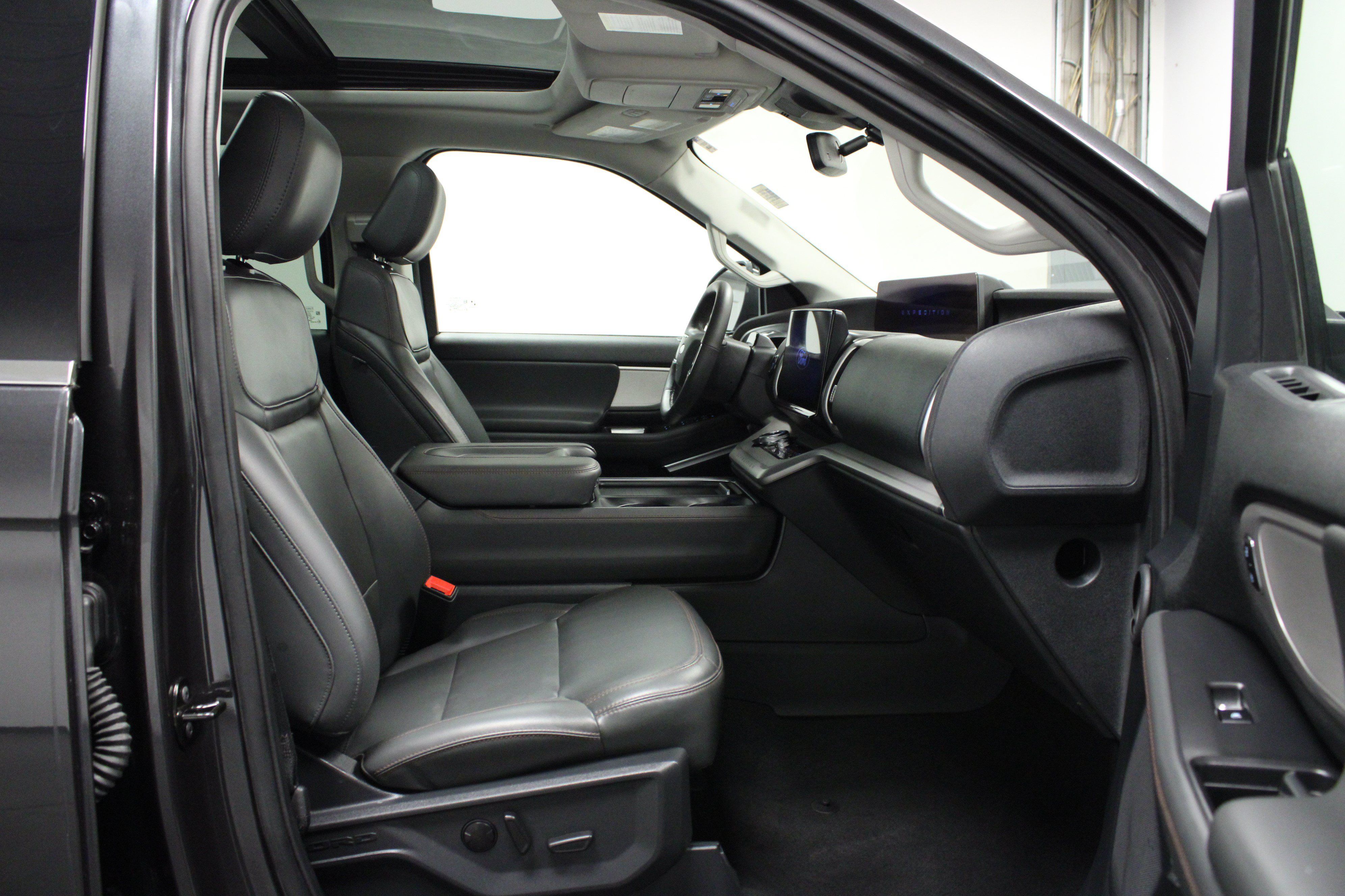 Used 2025 Ford Expedition Active AWD/4WD image 17