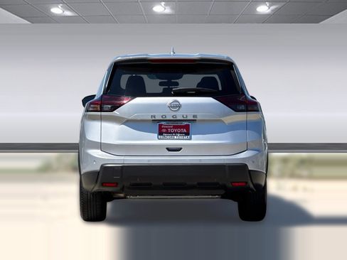 Used 2025 Nissan Rogue SV FWD image 9