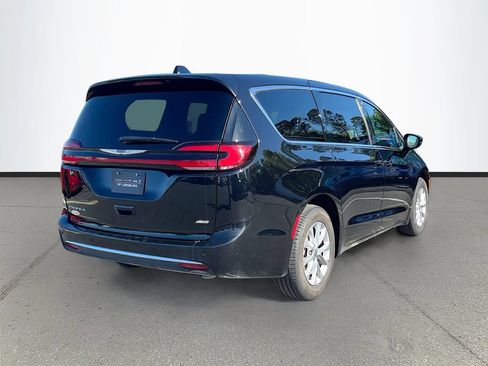 Used 2025 Chrysler Pacifica Select AWD/4WD image 5