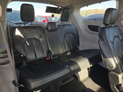 Used 2022 Chrysler Pacifica Touring-L image 12