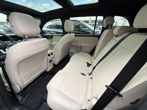 Used 2021 Mercedes-Benz GLB 250 4MATIC w/ Premium Package image 8