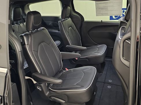 New 2026 Chrysler Pacifica Limited image 32