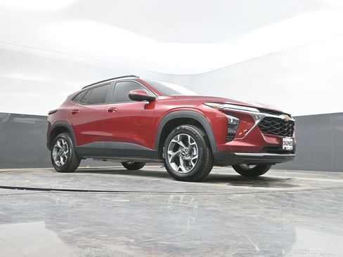 Used 2025 Chevrolet Trax LT FWD image 31