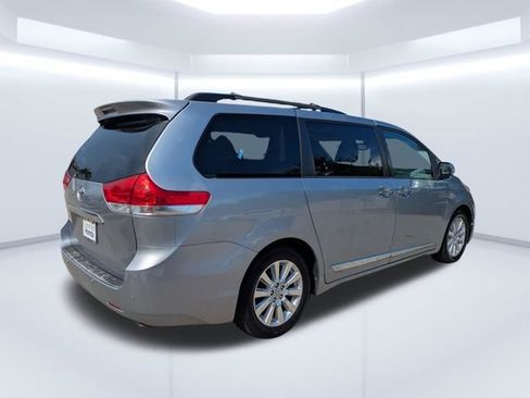 Used 2014 Toyota Sienna Limited w/ Limited Premium Package FWD image 4