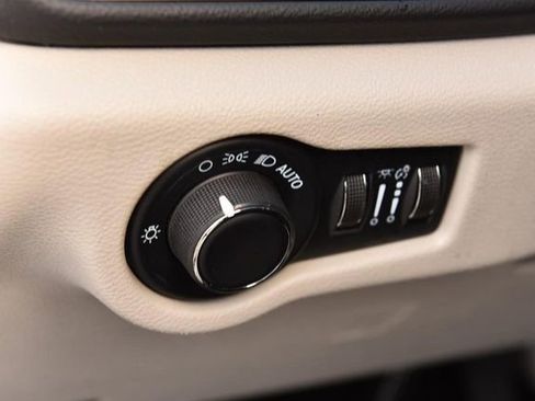 Used 2024 Chrysler Voyager LX image 10