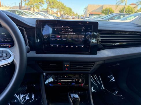 Used 2025 Volkswagen Jetta SE image 18