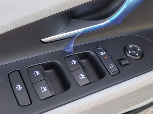 Used 2025 Hyundai Elantra Limited image 11