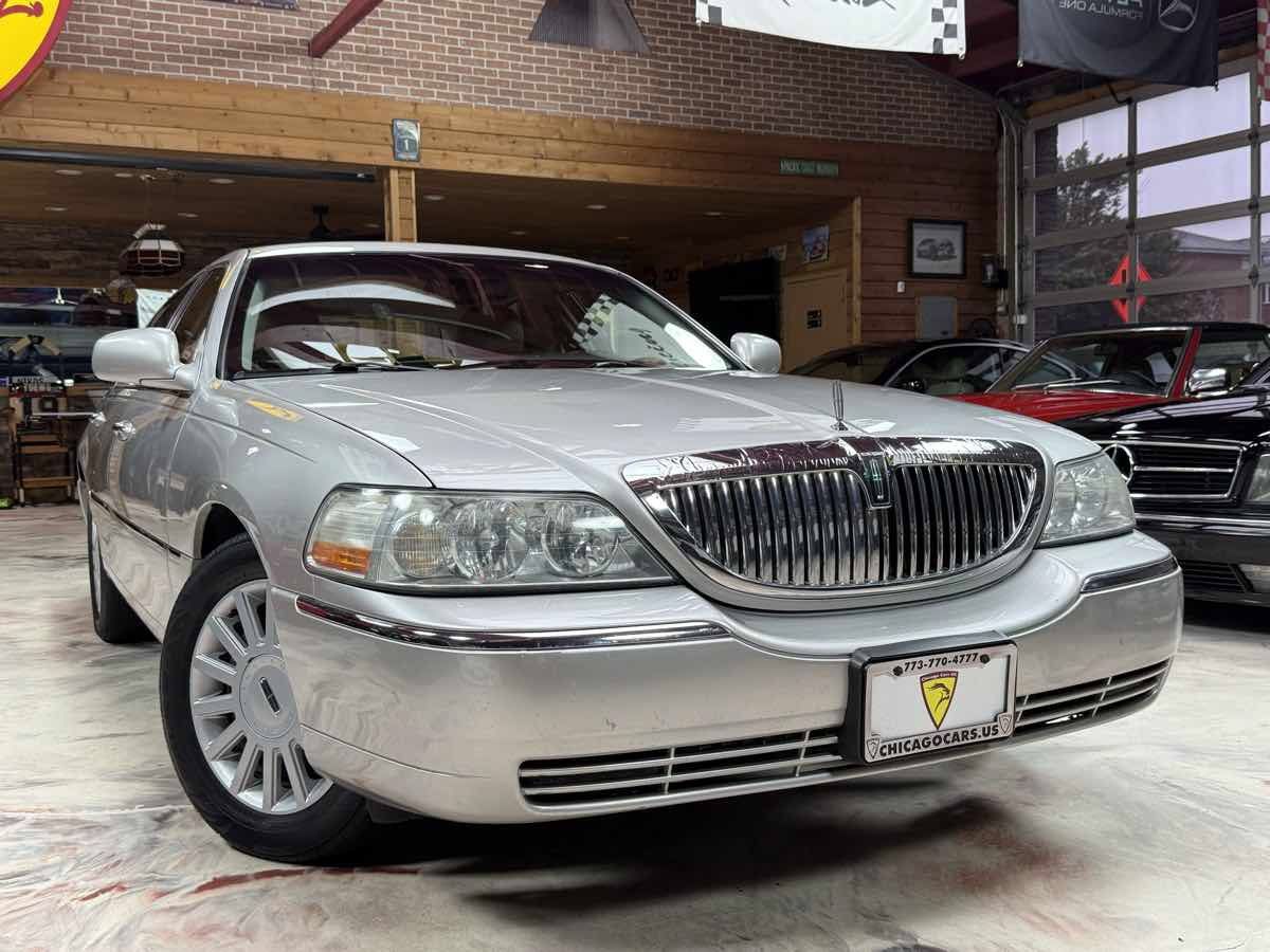 Used 2003 Lincoln Town Car Executive RWD image 3