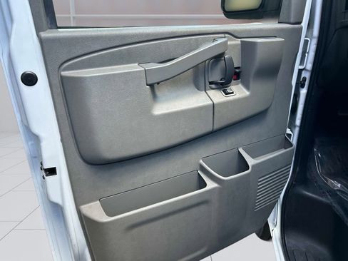 Used 2020 Chevrolet Express 3500 w/ Driver Convenience Package RWD image 17