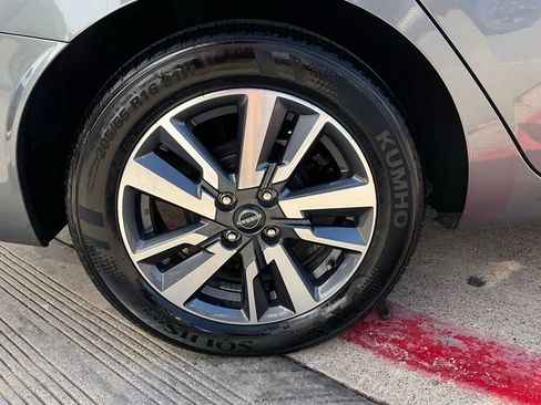 Used 2025 Nissan Versa SV image 9