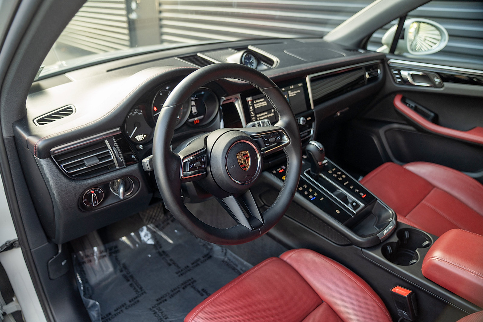 Certified 2023 Porsche Macan AWD/4WD image 4