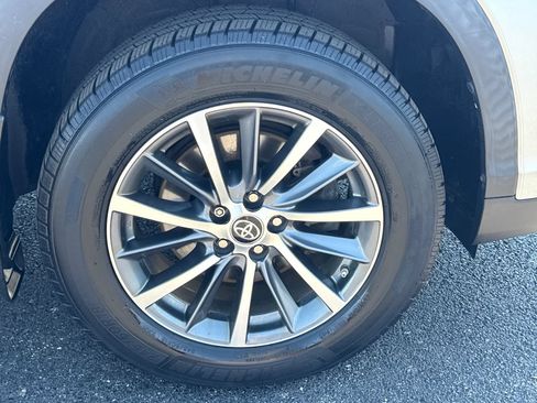 Used 2019 Toyota Highlander XLE FWD image 9
