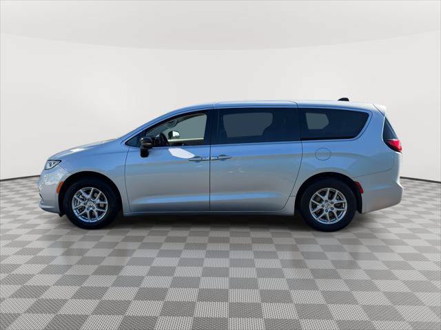 Used 2024 Chrysler Pacifica Touring-L FWD image 4