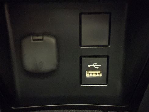 Used 2023 Toyota Crown Limited image 36