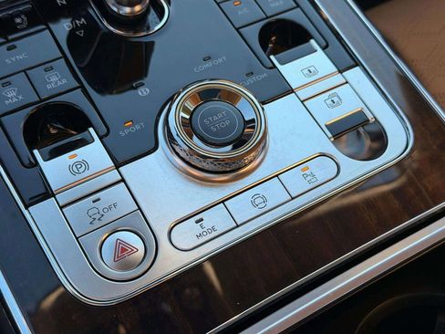 Used 2025 Bentley Flying Spur Plug-In Hybrid image 45