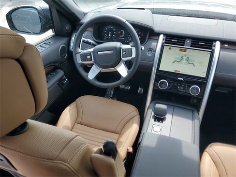 Used 2024 Land Rover Discovery Dynamic SE image 17