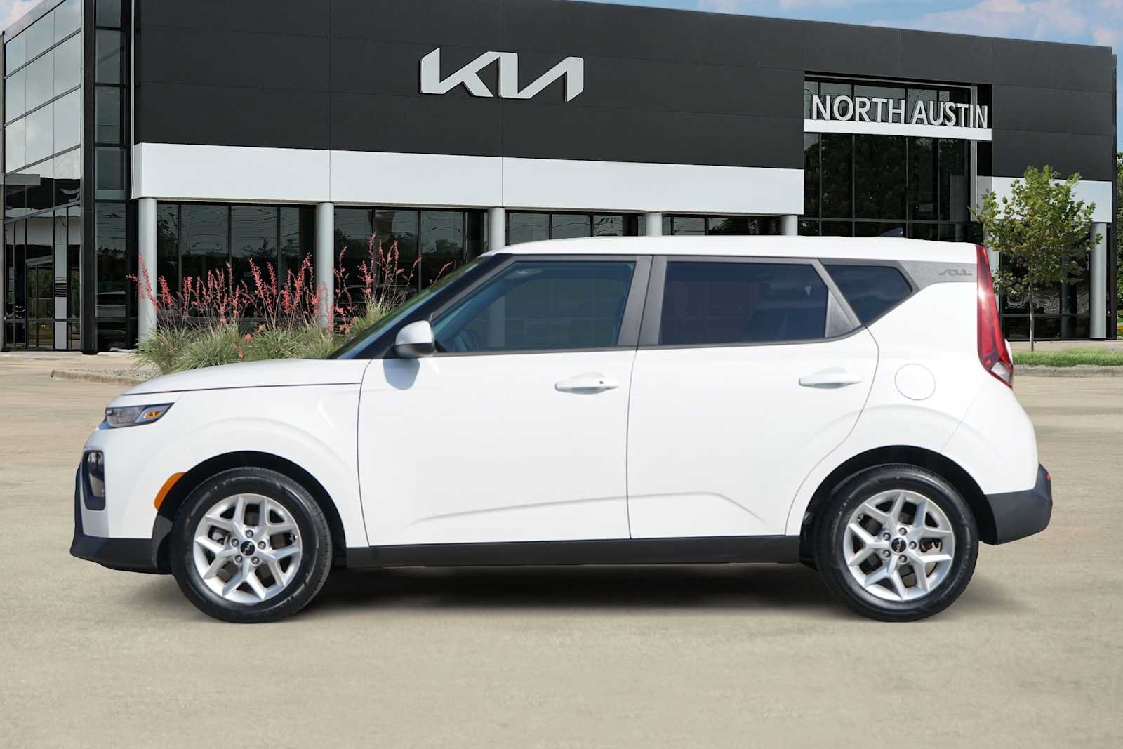 Certified 2022 Kia Soul S FWD image 3