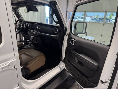 Used 2021 Jeep Wrangler Unlimited Sahara w/ Cold Weather Group AWD/4WD image 15