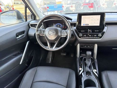 Used 2025 Toyota Corolla Cross XLE FWD image 21