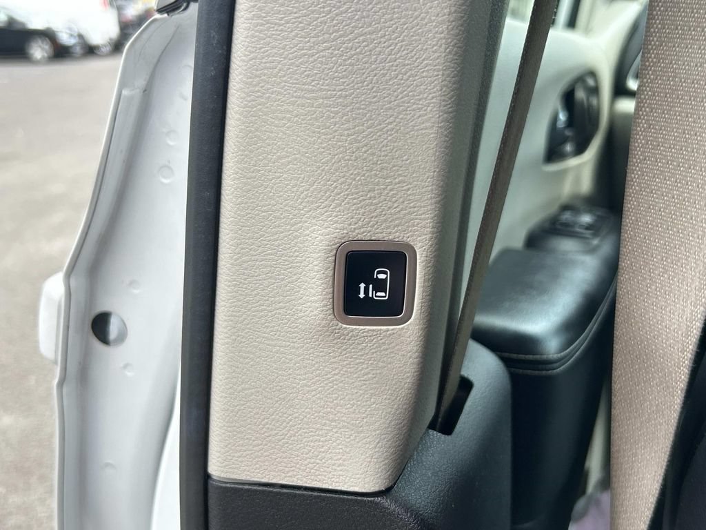 Used 2022 Chrysler Pacifica Touring-L FWD image 25