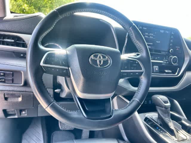 Used 2022 Toyota Highlander XLE AWD/4WD image 2