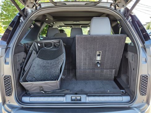 Used 2025 Land Rover Discovery S image 8