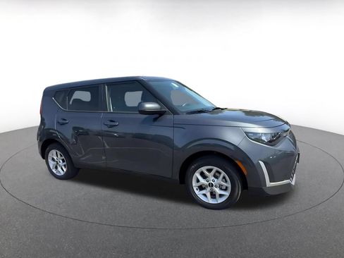 Used 2025 Kia Soul LX w/ LX Technology Package FWD image 2