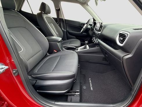 Used 2025 Hyundai Venue Limited image 33