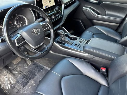 Certified 2023 Toyota Highlander XLE image 9